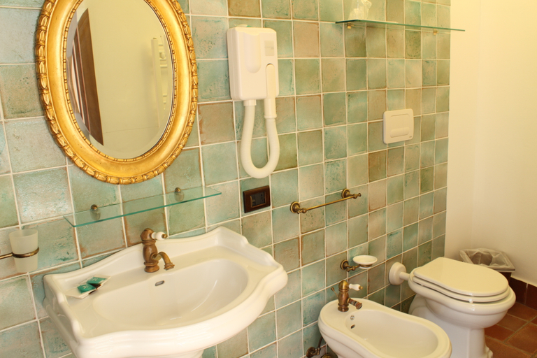 Bathroom 5, Villa Vittoria Hotel, Trapani