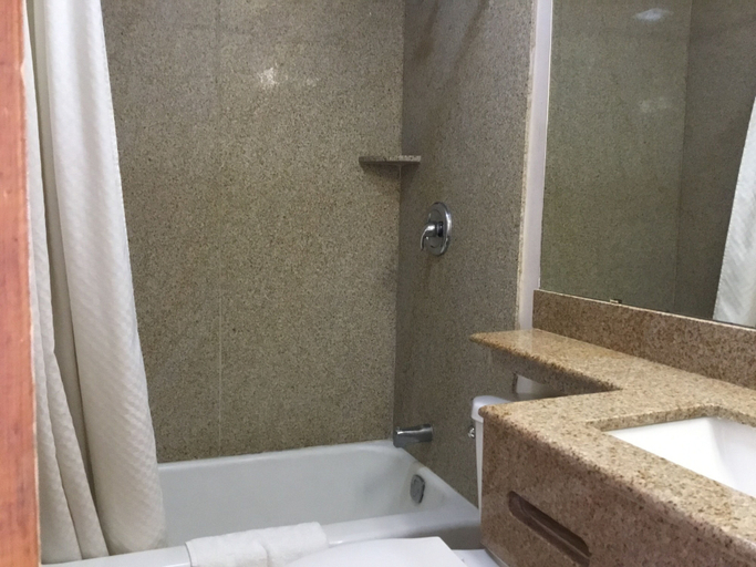 Bathroom 4, Budget Inn Plainview, Hale