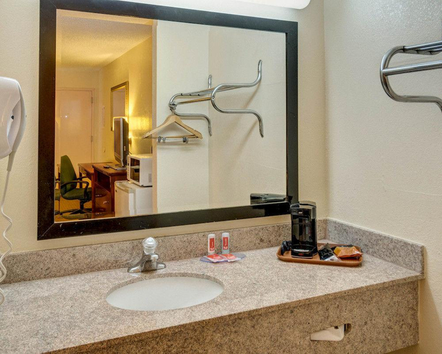 Bathroom 5, Econo Lodge Laurel Racetrack, Howard