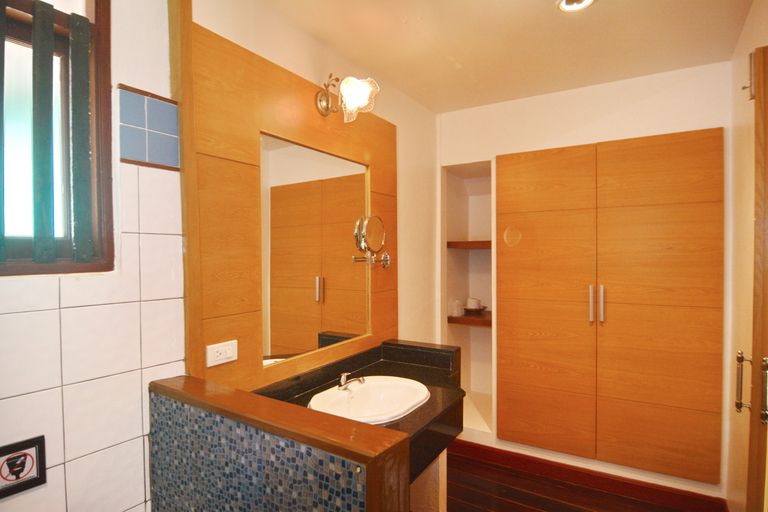 Bathroom 4, Golden Bay Cottages, Ko Lanta