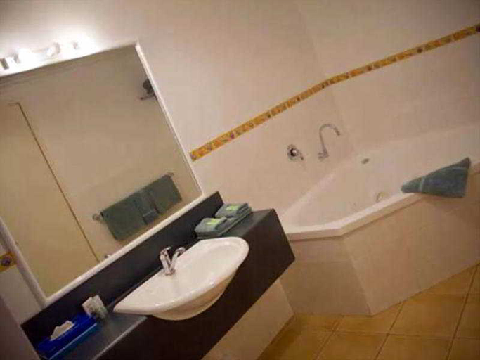 Bathroom 4, Comfort Inn Warrnambool International, Warrnambool