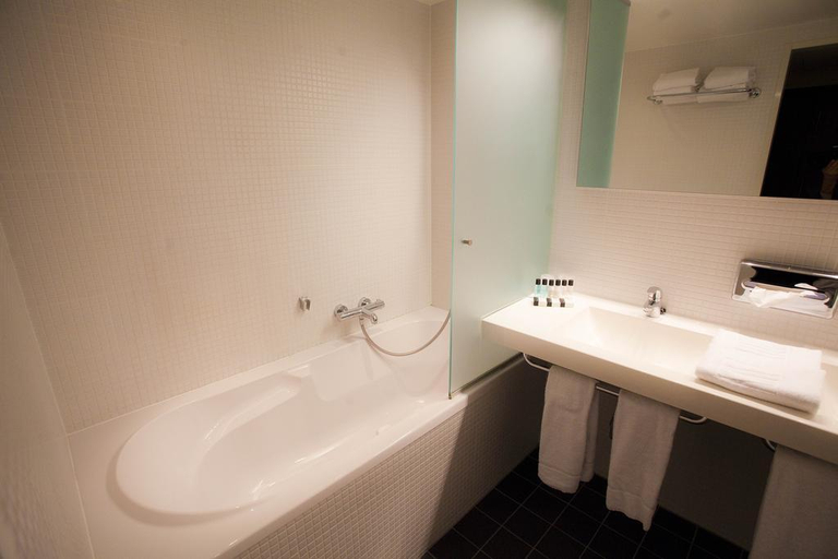 Bathroom 5, Van der Valk Hotel Rotterdam - Blijdorp, Rotterdam
