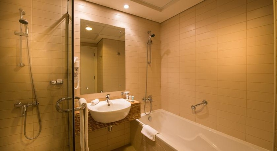 Bathroom 5, Oaks Liwa Heights Hotel Suites, Dubai
