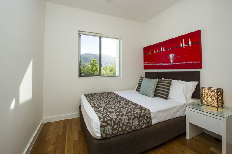 Bedroom 2, Beachside Apartment 13, Magnetic Island