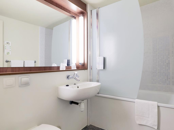 Bathroom 5, Kyriad Sannois - Ermont, Val-d'Oise