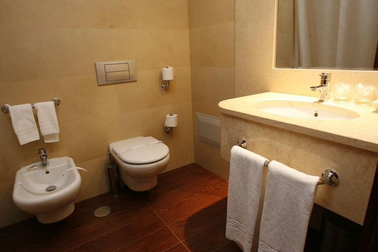 Bathroom 4, Albergaria Catedral, Funchal