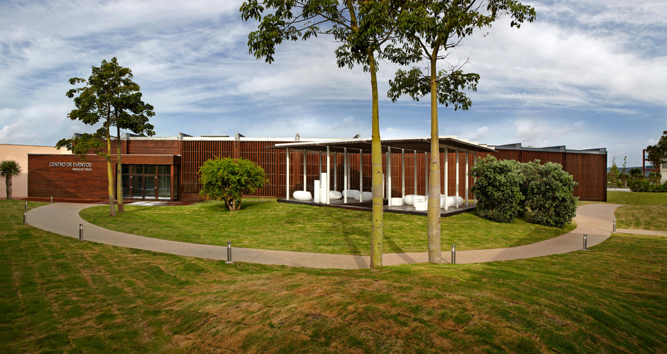 Exterior & Views