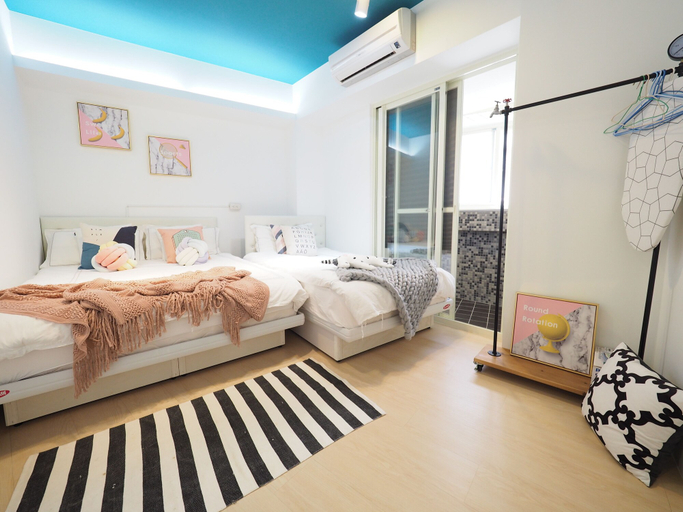 Bedroom 3, SOGO Dept. Zhongxiao Fuxing MRT, Taipei City