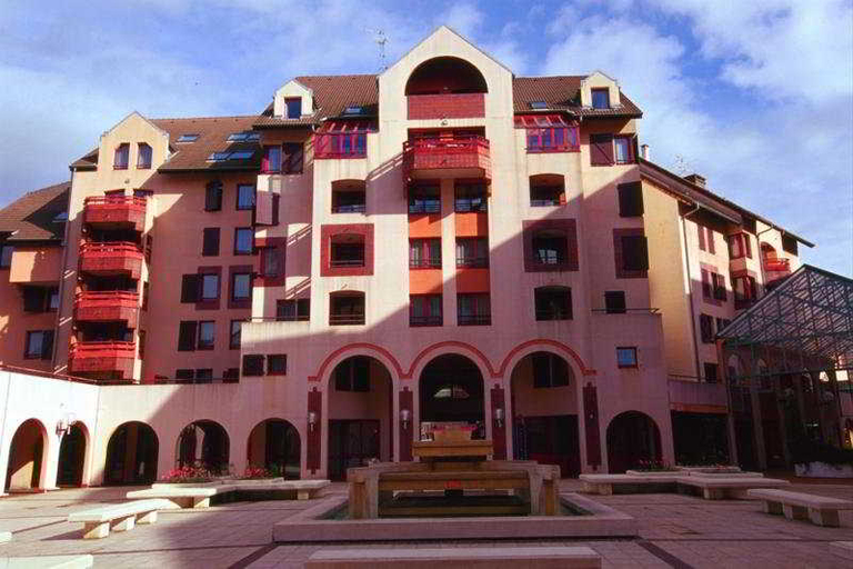 Exterior & Views