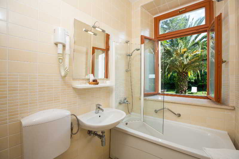 Bathroom 4, Hotel Zagreb, Dubrovnik