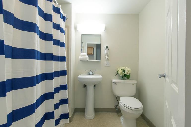 Bathroom, Winthrop Beach Inn and Suites, Suffolk