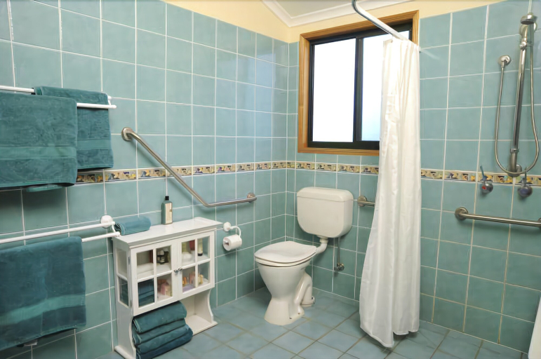 Bathroom 4, Clouds on Beechmont, Tamborine Mountain