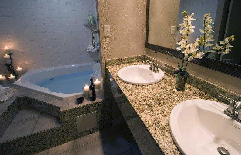 Bathroom 1, Heritage Inn, Cascade