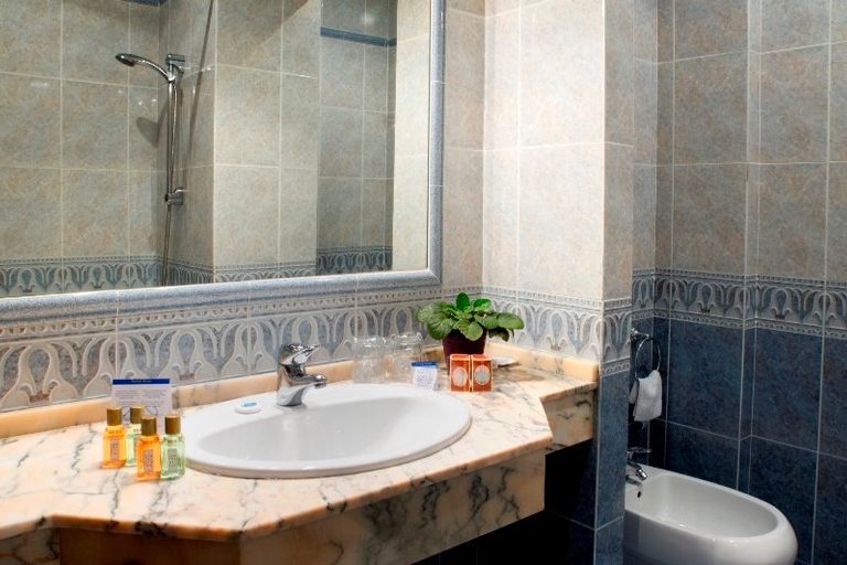 Bathroom 5, Hotel Antonio II, Cádiz