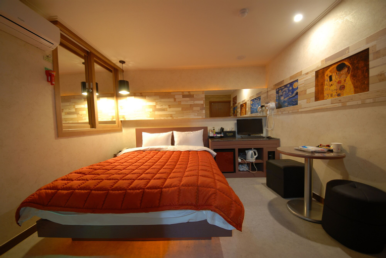 Hyu N Motel, Jung