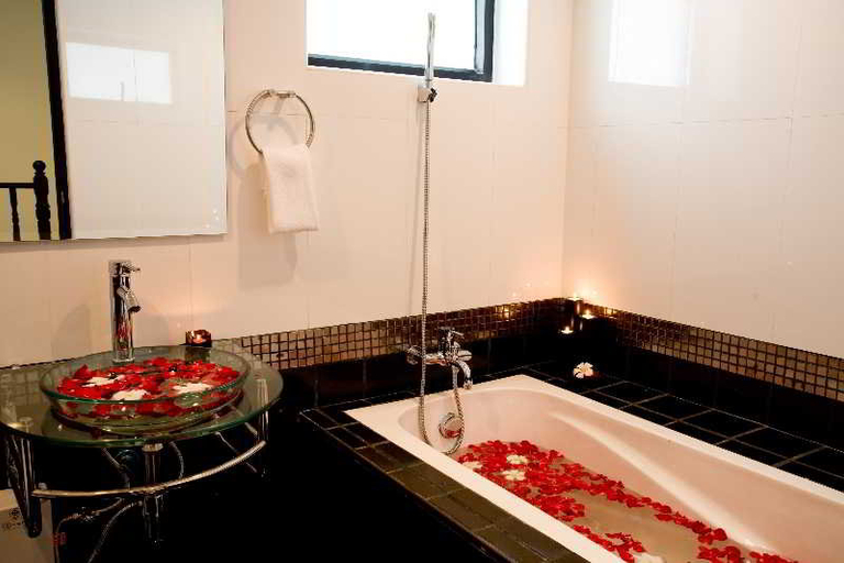 Bathroom 5, Palm Grove Resort, Sattahip