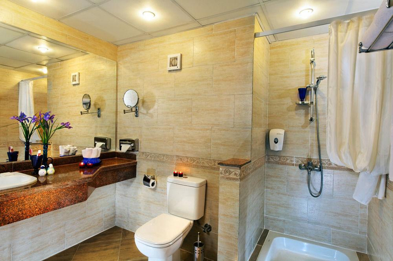 Bathroom 5, Pickalbatros Aqua Vista Resort - Hurghada, Al-Ghurdaqah