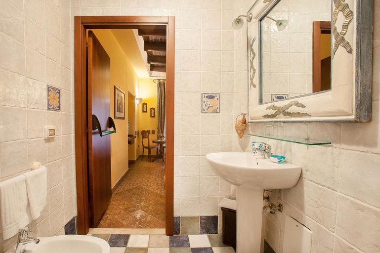 Bathroom 5, B&B Alloggio dei Vassalli, Napoli