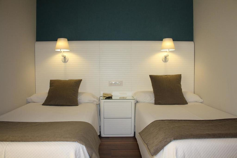 Bedroom 2, Las Rocas Playa Hotel, Cantabria