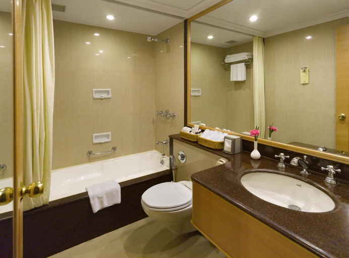 Bathroom, The Kenilworth, Kolkata