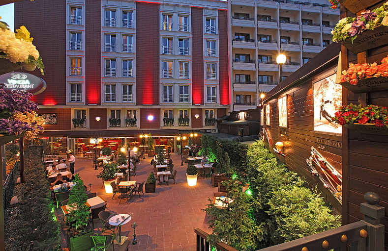 Exterior & Views