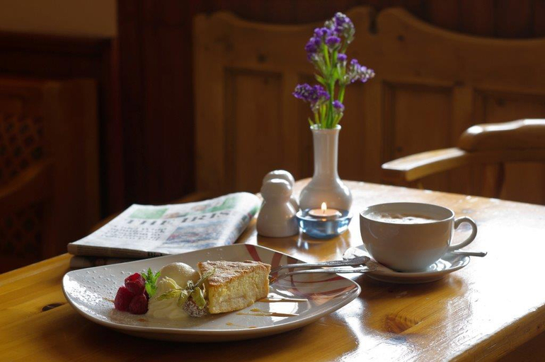 Food & Drinks 5, Hylands Burren Hotel