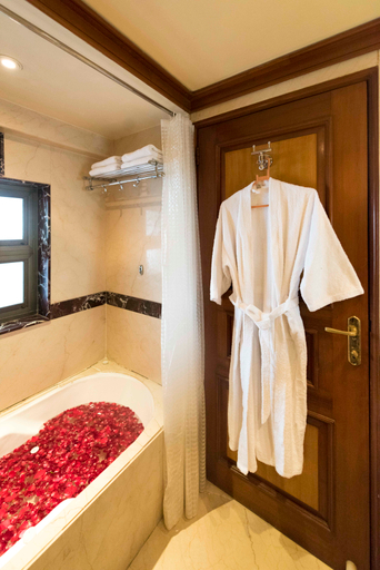Bathroom 4, Hotel Parle International, Mumbai Suburban