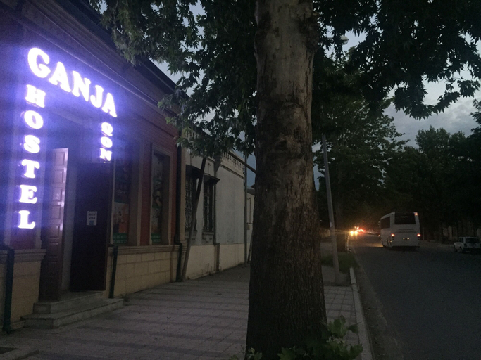 Ganja Hostel, Xanlar