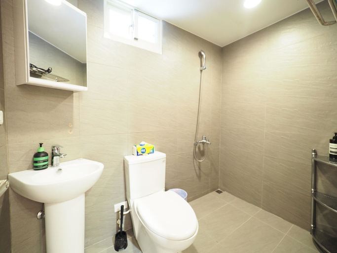 Bathroom 4, SOGO Dept. Zhongxiao Fuxing MRT, Taipei City