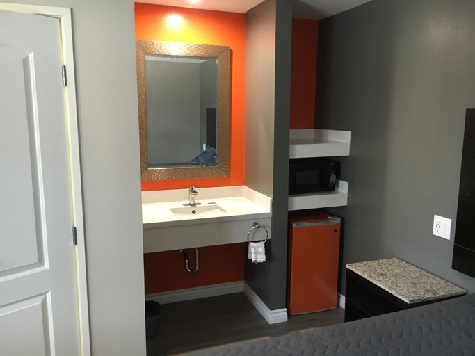 Bathroom 4, Clover Motel, Los Angeles