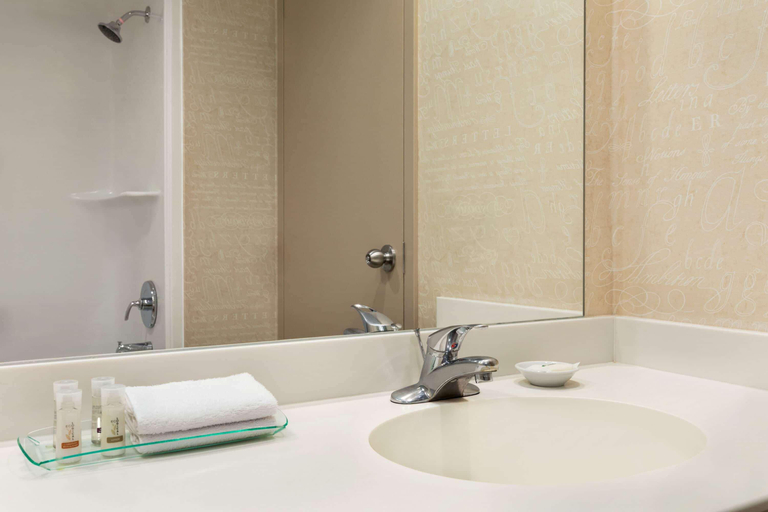 Bathroom 4, Royal Hotel Calgary Trademark Collection Wyndham, Division No. 6