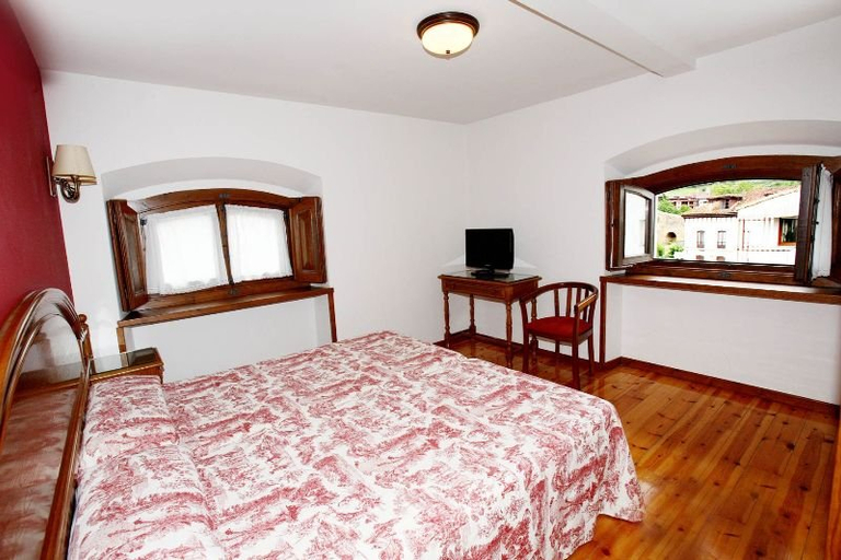 Bedroom 3, Puente Romano, Asturias