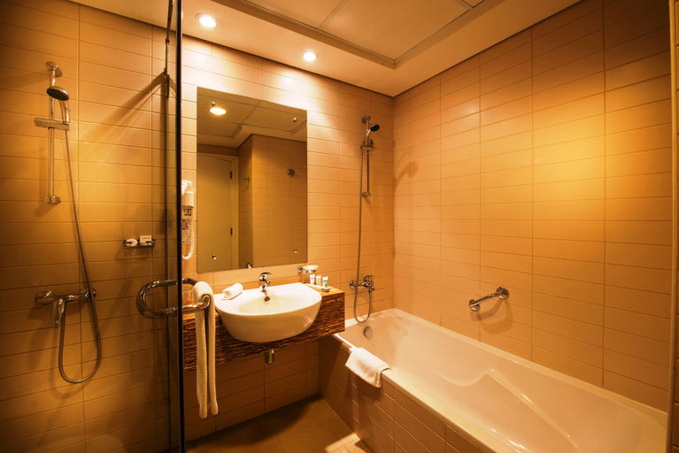 Bathroom 5, Oaks Liwa Heights Hotel Suites, Dubai