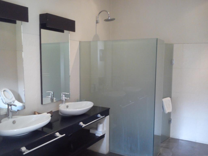 Bathroom 1, Alam Warna Villa, Badung