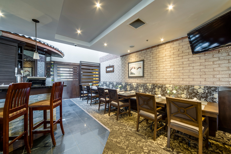 Food & Drinks 5, Monte Carlo Inn Airport Suites, Peel