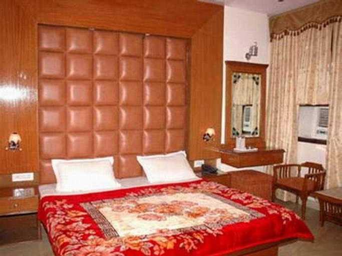 Bedroom 3, S.P.B. 87, West