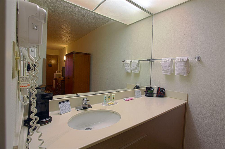Bathroom 4, Quality Inn at Arlington Highlands, Arlington