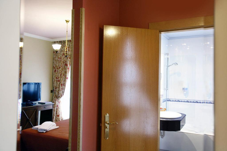 Bathroom 5, Hotel Imperion, Asturias