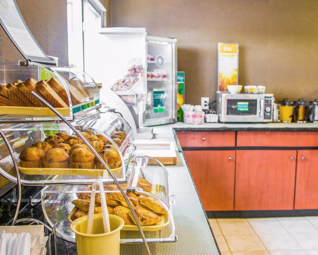 Food & Drinks 5, Baymont by Wyndham Flint Airport North, Genesee