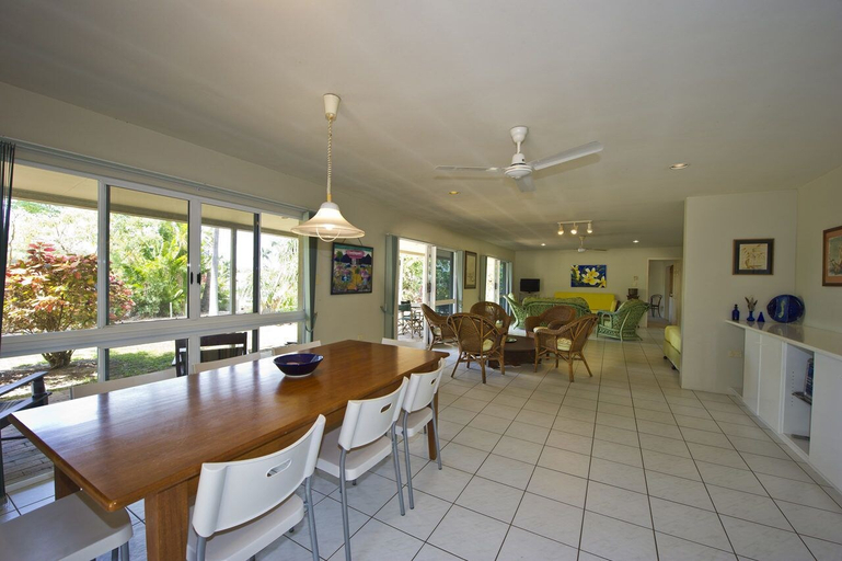 Food & Drinks, John's Tropical Island Home, Magnetic Island