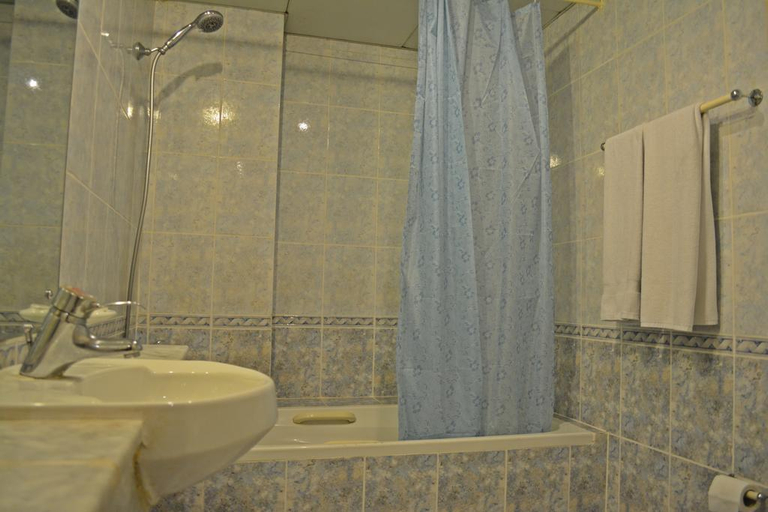 Bathroom 4, Queen's, Dubai