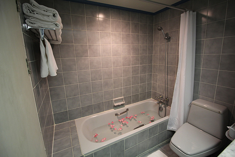 Bathroom 5, Chiang Mai Hill 2000 Hotel, Muang Chiang Mai
