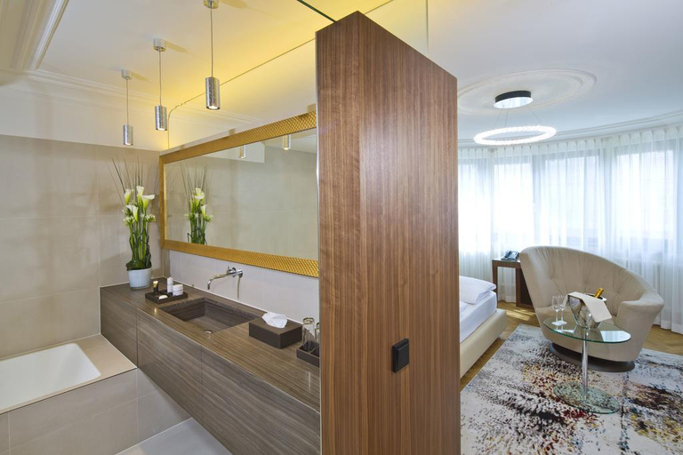 Bathroom 4, Maximilian, Innsbruck