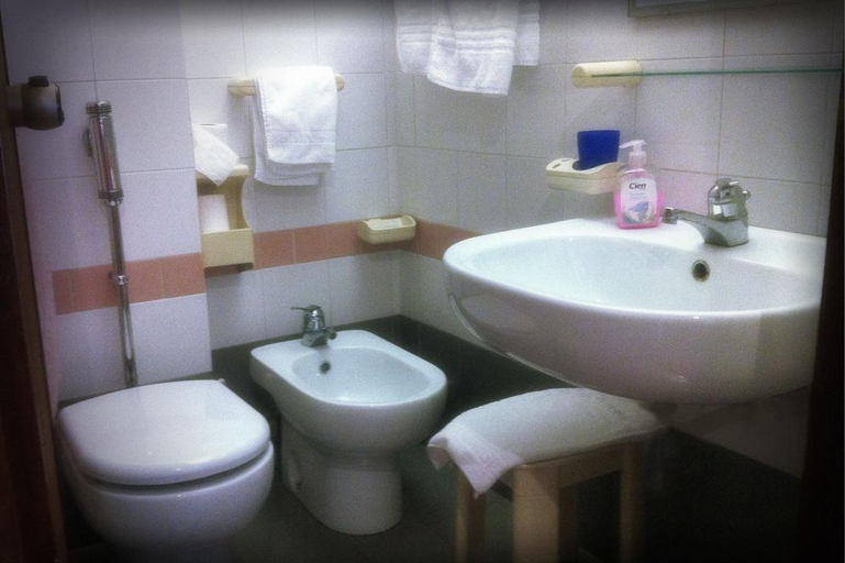 Bathroom 5, Masoanri's Palace Hotel, Reggio Di Calabria