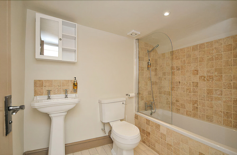Bathroom 4, The Windmill Inn, West Sussex