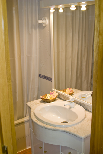 Bathroom 2, Montreal, Granada