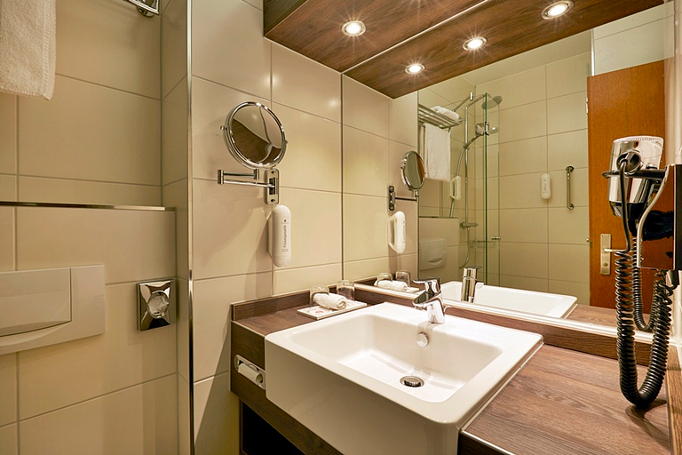 Bathroom 4, H+ Hotel Nürnberg, Nürnberg