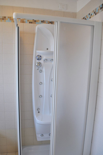 Bathroom 5, Hotel Narcisi, Teramo
