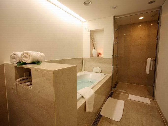 Bathroom 5, Suites Hotel Jeju, Seogwipo