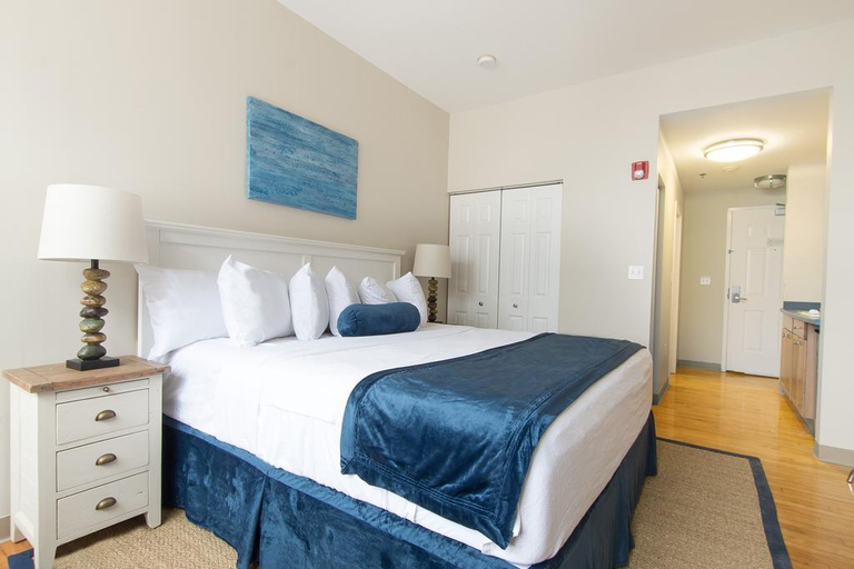 Bedroom 3, Winthrop Beach Inn and Suites, Suffolk
